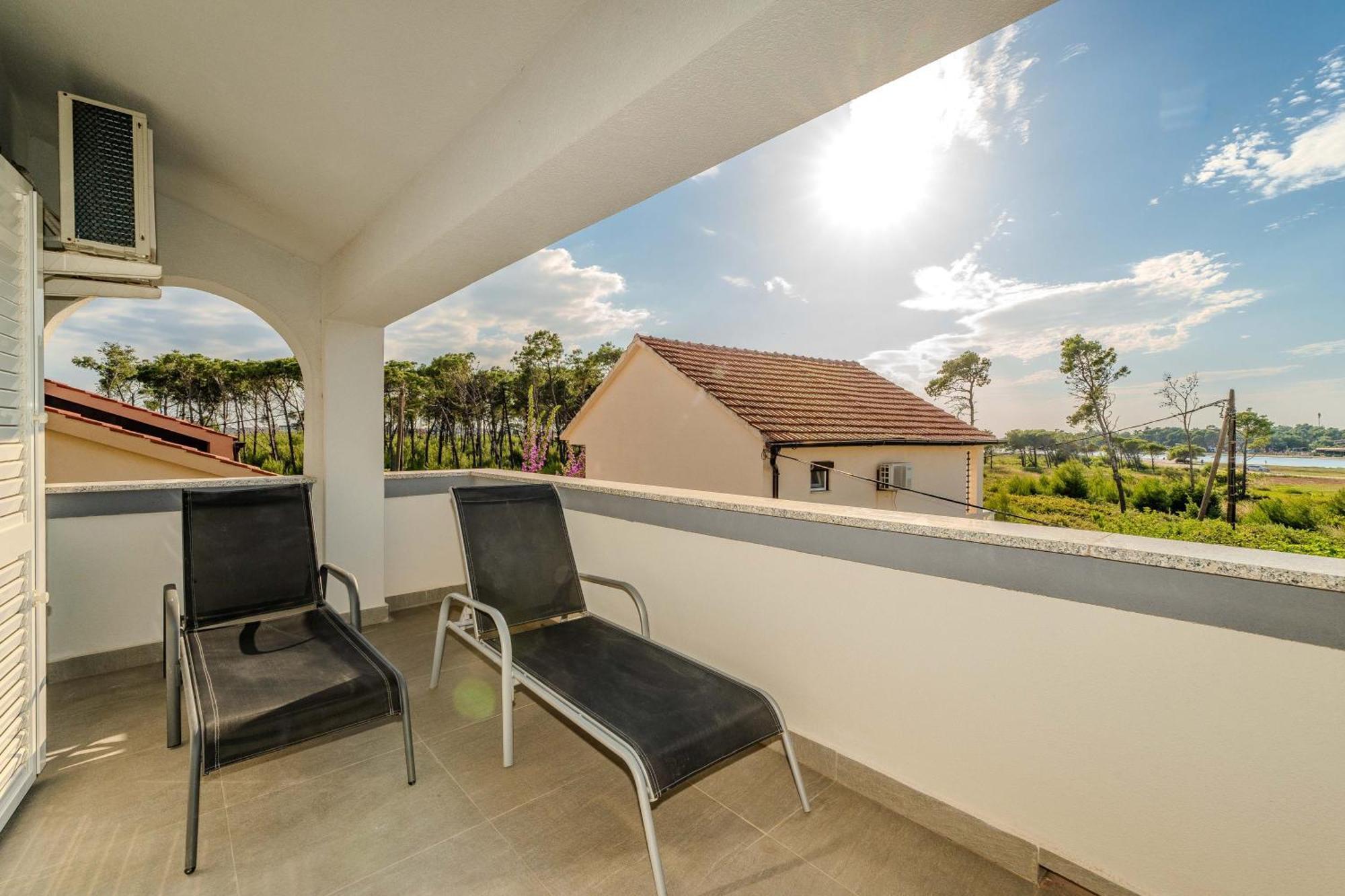 Apartments Dalmatia (Adults Only) Privlaka  Bagian luar foto